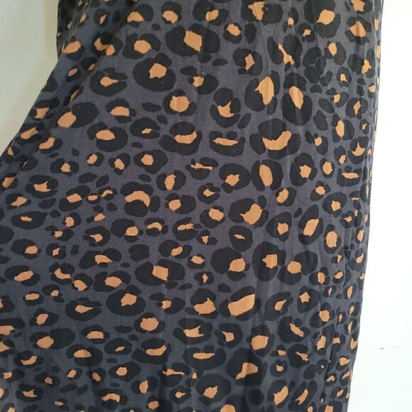 H& M mama animal print that is perfect for office or night out - Picture 3 of 4